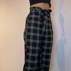 Rutiga byxor - Snygg passform, lite baggy men sitter snyggt över rumpan och i midjan, raka till benen