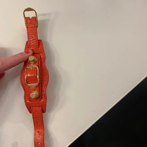 Balenciaga armband  - Så fint rött armband från balenciaga, ser mer orange ut på bilden så kolla på mitt tidiagre inläggg om detta armband så får man se hur färgen ser ut igentligen💞