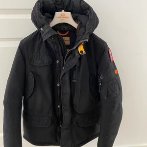 Parajumper jacka  - Parajumper jacka i fint skick , Young medium/S, pris 3000kr. Medföljer lappar till jackan! 