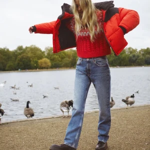 Populära zara jeans.  - Fina zara jeans. straight fit heter dom.  Super fina men tyvärr för små och undrar om nån ville köpa dom💜. Frakt tillkommer på 66kr 💜💜 lånad bild och får såklart egna bilder och kvitto vid köp!!