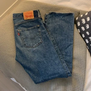 Vintage Levis 501 - Säljer mina vintage 510:or. De är strl W33L32, men har själv använt de som lågmidjade lite oversizeade jeans (jag är strl 36/38). Verkligen superfint skick och inte alls slitna. Säljer de för att jag tyvärr inte använder så mycket längre. Kan mötas upp i Lund, annars står köparen för frakten 🥰 betalning sker via swish 💘