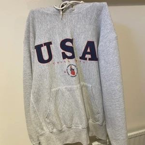 Vintage hoodie - på en av mina fav hoodies, den är köpt second hand! 💗 