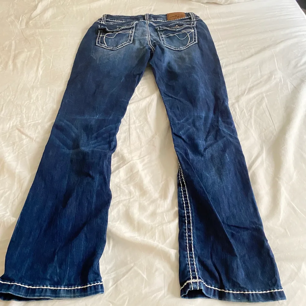 Så snygga blåa jeans i storlek 28/30. Lite korta på mig som är 168. Köpare står för frakt annars möts jag gärna i Stockholm. Skriv privat för eventuella frågor💗. Jeans & Byxor.