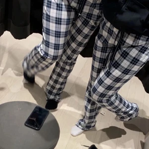 Pyjamasbyxor  - Säljer dessa fina pyjamas byxor som jag köpt här på Plick. (Bilderna är från hon förra jag köpte de av) tyvärr var de lite korta för mig som är 177cm lång. Därför jag säljer de igen tyvärr!! Stl xs/s ❤️slutsålda överallt!! Köpta för över 300:- Lagt bud är lagt!!! 