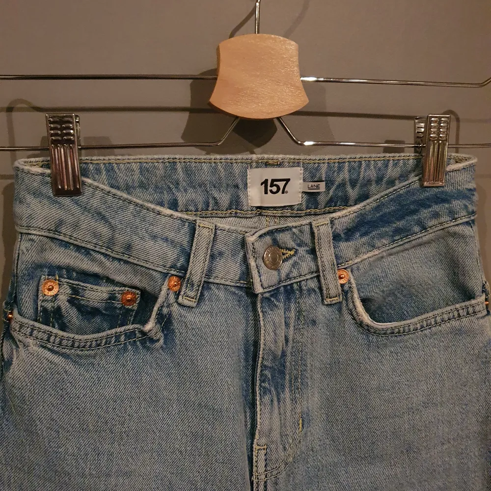 🛍 Blåa jeans i ankellång modell från Lager 157 i stl. XXS, endast använda 3 ggr, köpta för 300 kr, säljer för 150 kr + frakt. Köparen står för frakten! 💕 . Jeans & Byxor.