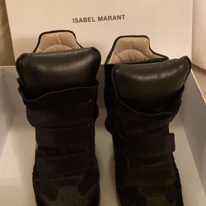 Isabel Marant - Köptes här på Plick och är ändast provade eftersom att de var för små. De är i mycket bra skick och ser ut som nya med tanke på att den förra ägaren knappt använt de. 💕