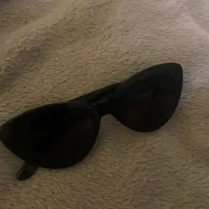 svarta solglasögon med ”cat eye form” 