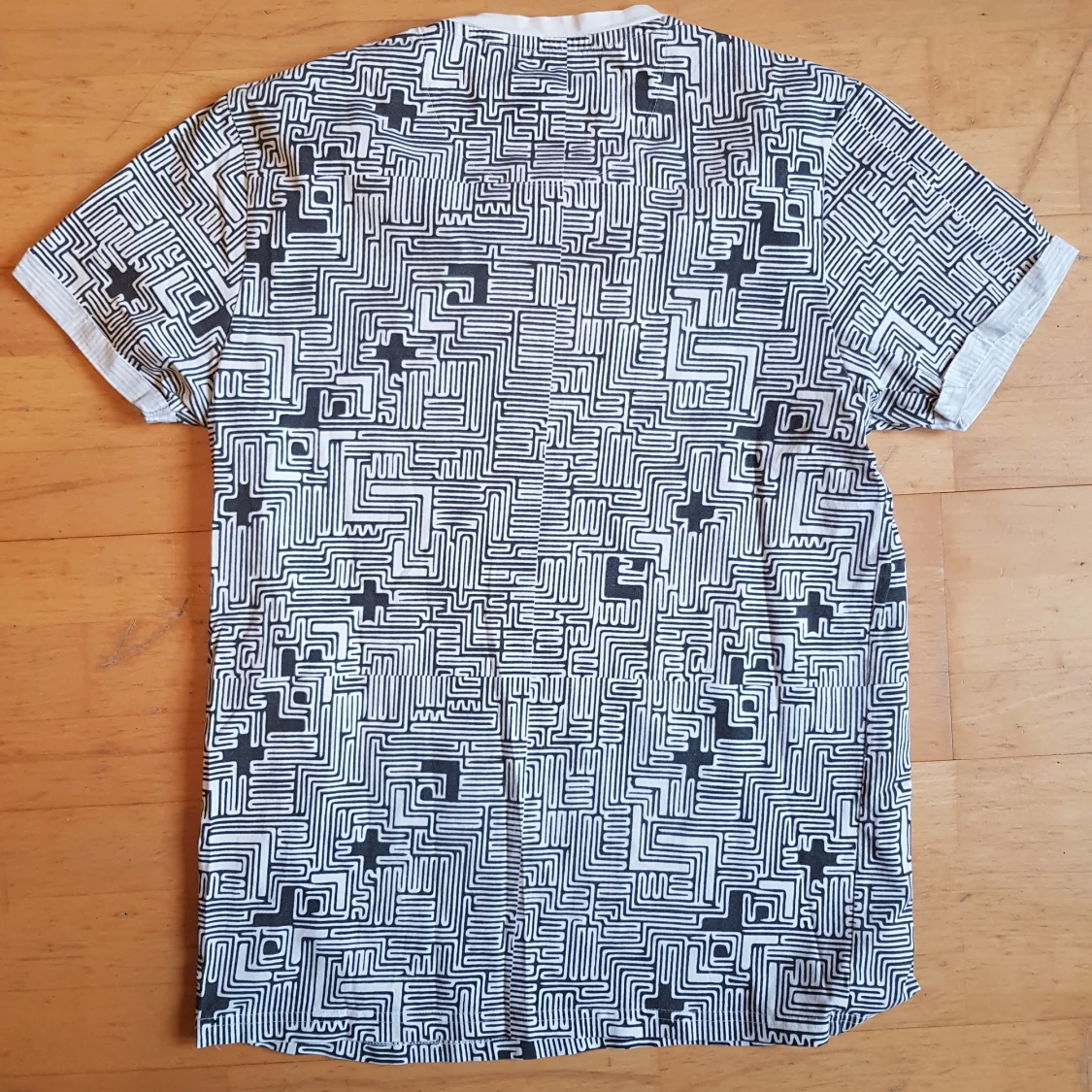 Tshirt svart/vit Mönstrad  - 90