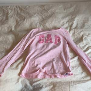 Säljer min rosa gap tröja för att den inte kommer till användning längre. Den är i storlek 12-13 år passar också XS och S. Den är i nytt skick