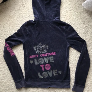 Hoodie Juicy Couture  - Hoodie från Juicy Couture. Strl S. Coola detaljer.