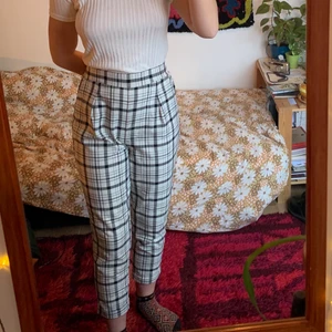 Rutiga byxor - ett par optimala sommarbyxor. Jättesköna och ganska tunna. Högmidjade. Korta i benen på mig som är 170 cm, men passar i midjan, jag har vanligtvis 38. Har resår baktill. 