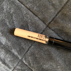 concealer  - concealer från kubiss! Helt oanvänd! Säljer pga fel färg för mig! 