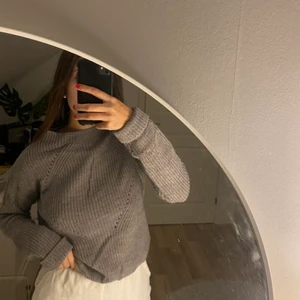 Grå stickad tröja - Säljer nu en fin simpel grå stickad tröja med lite detaljer. Okänt märke men den är väldigt skön och fin lite tunnare. Storlek M men passar mer en S. Säljer för 60 + fraktkostnaden 💞
