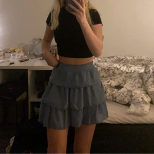 Volangkjol - Jättefin kjol med en otrolig färg! Aldrig använd och priset går att diskutera:) storlek S men skulle även passa Xs. Vid intresse av flera bilder så är det bara att skriva!