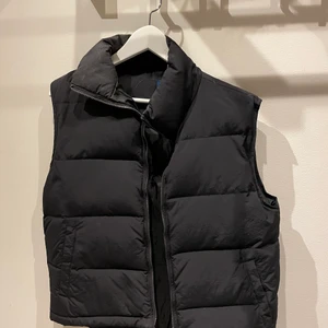 Svart väst - Svart väst, sitter lite oversize på mig som vanligtvis har storlek S. 