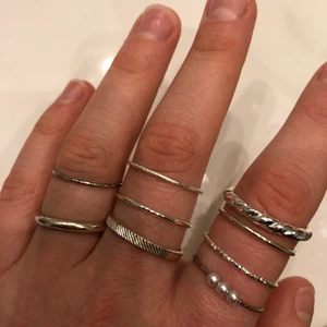 Ringar  - Lite olika ringar från olika ställen (inga är äkta!) Typ 5 kr st eller alla för 35kr!💓