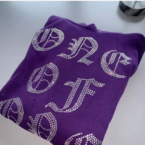 One of one Hoodie  - One of one. Strl L. Använd men varsamt bevard. Säljer pågrund av att den inte kommer till samma användning som förr. 