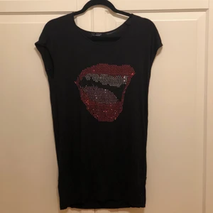 T-Shirt med längre body  - Säljer denna t-shirt eftersom den inte är min stil längre❤️ fråga mig om du undrar över något eller är intresserad❤️😁