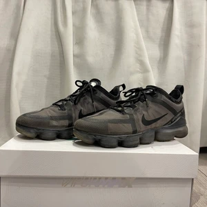 Vapormax  - Säljer mina Vapormax då dom inte kommer till andvändning längre. Dom har slitningar där av priset. Dom är köpta för 1499kr. Om ni har frågor så är det bara att skriva. Köparen står för frakten (pris kan diskuteras)💞 lådan medföljer