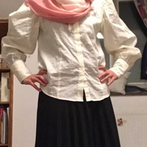 H&M fin dam blus/shirt , knappt använt - H&M dam vitt blus med prick mönster på, och fluffiga armar , fler bilder kan skickas. Väldigt fin skick som en ny.. köpt för 150:- säljer för 95 :- 