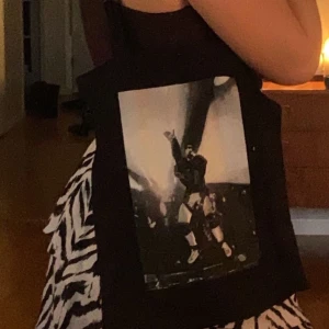 Tygväska Travis Scott - Skitsnygg tygväska med Travis Scott tryck på. Reflex som syns på sista bilden 💜 Går inte längre att köpa