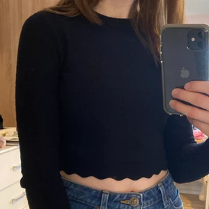 Tröja Zara - Tröja från zara med gulliga detaljer. Vågig kant (se sista bilden) vid slutet av armarna och av tröjan 🥰 kortare i modellen