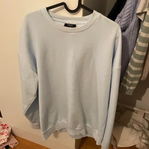Sweatshirt blå  - Vanlig super snygg sweatshirt , vet ej vart den är ifrån! Men väldigt skön och gosig!! 💗💗💗