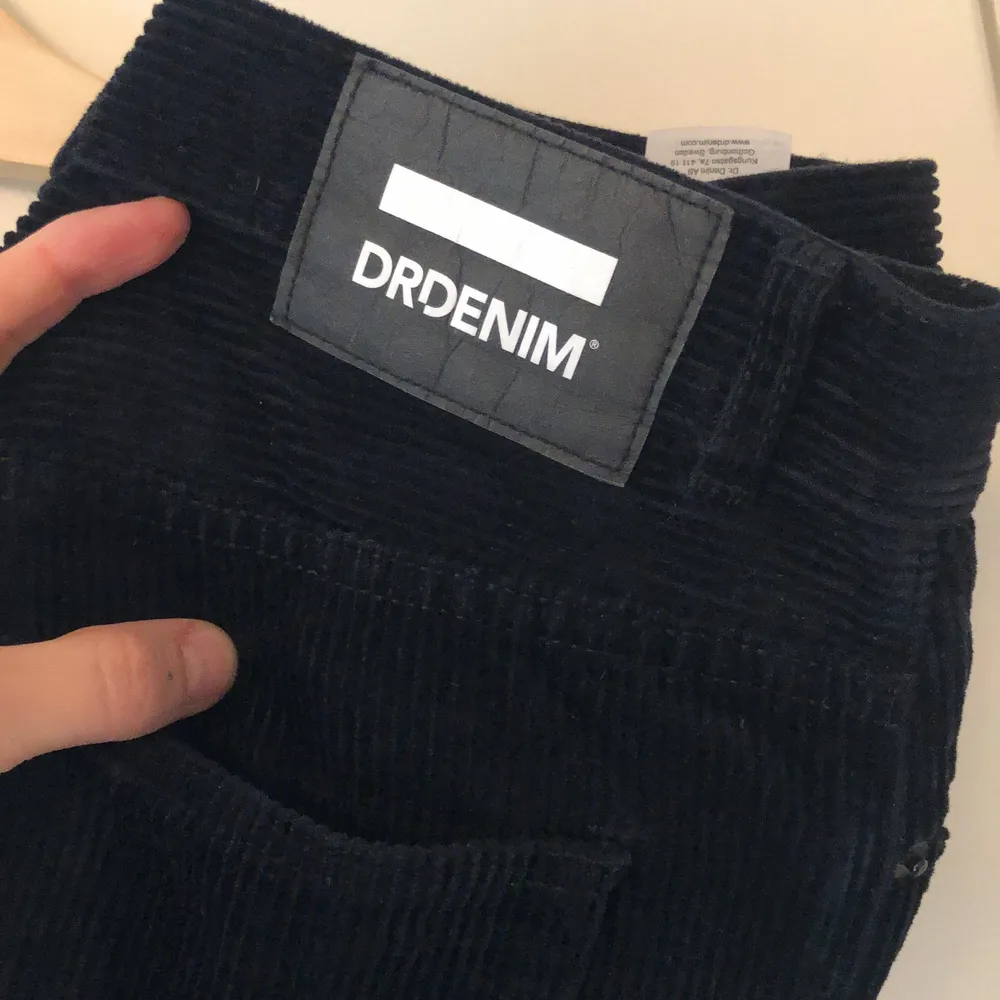 Svarta manchester jeans från Dr Denim, storlek 38, använt skick. 100kr, köparen står för frakten. Jeans & Byxor.
