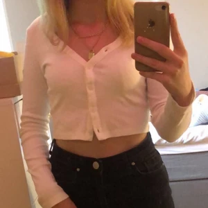 Vit kofta med knappar - Jättefin kofta som aldrig kommit till användning. Lappen sitter kvar.