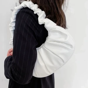 Vit väska  - Säljs för den ej kommer till användning❤️