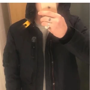 Parajumpers Right hand Jacka  - 100% min favorit jacka, ser dunder ut O jackan är lite elastisk så den anpassas perfekt efter kroppen. Så man ser ut o vara helt vältränad aldrig haft så på Så fit 10/10 stl M! S o liten L går bra 👌 O grundat på hur mkt du vill knäppa den o klä dig kan du kan ha nu i augusti (ser normalt ut för den e kompakt) en Vinterjacka som håller dig varm i 13-  . har köpkvittens osv✅ just ny Kostar den  6-7000 : + i butiker. Skicket är typ 10/10 ser ut som ny !   Skriv om ni har frågor. Bild nr är 1 lånad😁
