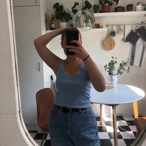 Ljusblå topp - En fin liten ljusblå topp från Monki med spetsdetaljer. Fin till jeans!! 💓