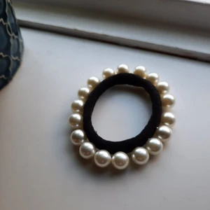 Pärl hårsnod - Ett hårband med pärlor som jag fick för ett tag sedan och som inte riktigt är min stil längre. Var köpt från Ur&penn gamla sortiment för 59:-. Tar endast swish och fraktkostnad ingår ej i priset
