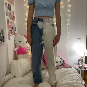 Jeans som jag har blekt vita på ena sidan. Jätte coola och unika. Kul att hitta på snygga outfits med