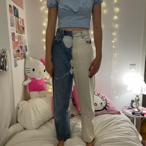 Vit/blåa jeans - Jeans som jag har blekt vita på ena sidan. Jätte coola och unika. Kul att hitta på snygga outfits med