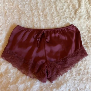 Siden shorts pyjamas - Säljer dessa helt nya oanvända plommonfärgade shorts från Hunkemöller då de är för stora för mig. Det står strl XS men hade passat en S/M bra. Frakten är inräknad i priset 