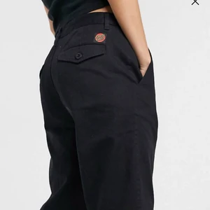 SANTA CRUZ BYXOR - Byxor ”chinos” från santa cruz. Använt dom 1 gång kanske så nyskick. Pris kan diskuteras. Storlek är 38 men passar en 36 också. Byxorna sitter ner till skorna på mig och jag är ca 167 cm! 💕 passar båda tjejer o killar