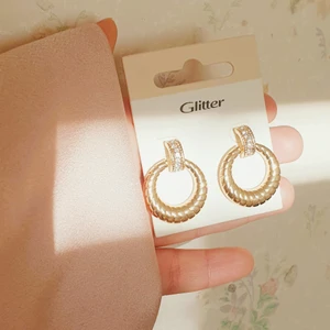 Nya Örhängen - 🌸FÖRST TILL KVARN!🌸 Ett par helt nya oanvända örhängen från Glitter. Spontan köp, passade ej min stil. Så himla fina. Guldiga med glittriga små kristaller. Vill bli av med ASAP! Säljer:60+frakt🧡🤗