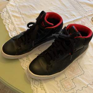 Röd/svarta puma skor i storlek 38. Använd ett fåtal gånger, nyskick. 