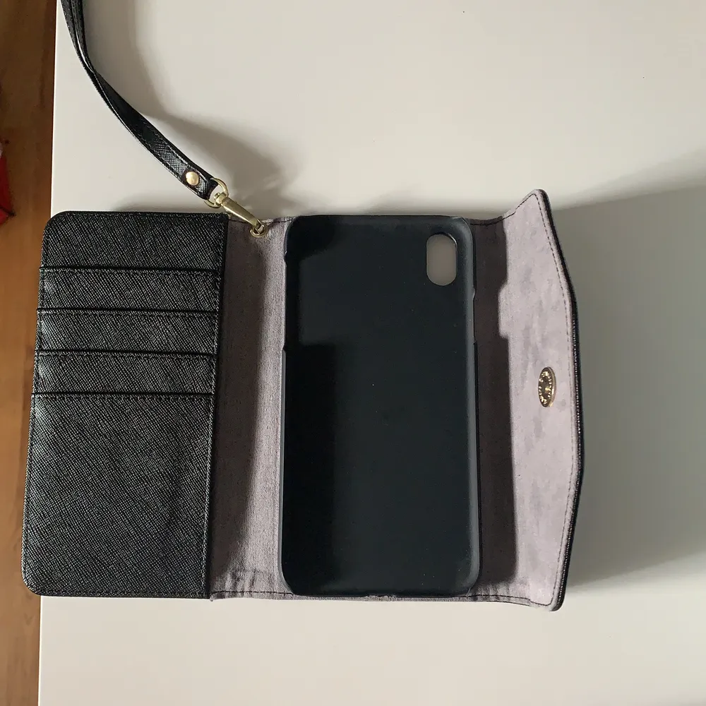 Ett svart fint mobilfodral för iPhone xr och man får med ett svart skal som är magnetiskt iphone fodralet. Knappt använd. Detta är ifrån ideal of sweden. Nypris 399kr.. Övrigt.