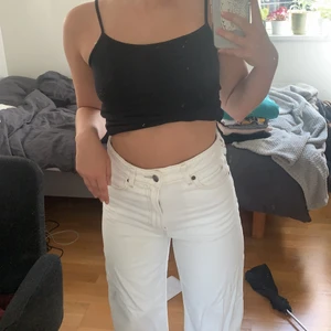 Lee jeans - Ett par högmidjade creamvita leeXhm jeans med lila detaljer på fickan och i midjan. Storlek 34. Uppsydda så att dom hänger över mina skor, jag är 154.