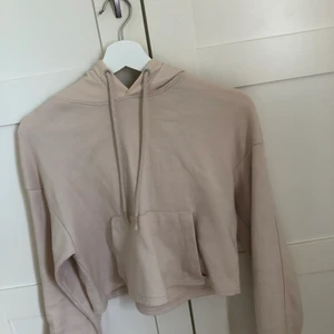 Hoddie - Det är en croppad hoddie som är använd ganska mycket men den är i bra skick. köparen står för frakt💕😋