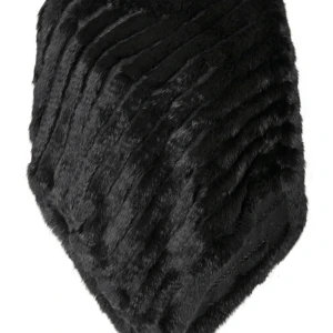 Hollies Pälsponcho - Äkta pälsponcho inköpt på Vingåker Factory Outlet för 899kr. Har kvar kvitto. Äkta päls och den är väldigt lite använd. One size.