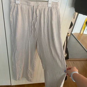 Linnebyxor strl M - linnebyxor som säljs för att de va för små för mig så endast testade:) Finns dragsko och rymliga fickor och de är i bra kvalitet<3 skriv för mer info eller bilder:)