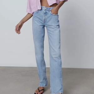 Tänkte kolla intresset på mina SLUTSÅLDA zara jeans i storlek 36🧡skulle kunna byta med någon som har ett par i 34🧡Skriv gärna även om ni säljer i i 34! BUDA I KOMENTARERNA VID INTRESSE!