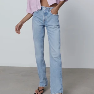 zara jeans - Tänkte kolla intresset på mina SLUTSÅLDA zara jeans i storlek 36🧡skulle kunna byta med någon som har ett par i 34🧡Skriv gärna även om ni säljer i i 34! BUDA I KOMENTARERNA VID INTRESSE!