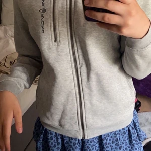 Grå sail racing - Säljer igen pga oseriös köpare. En grå zipup hoodie från sail racing (äkta) köparen står för frakt. Lägg bara bud om du vill köpa