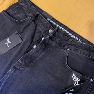 Wide jeans  - Ett par svarta jeans från BikBok med hög midja och vida ben. Storlek 34 och jag tycker byxorna är bra i storleken. Aldrig använda och nypris är 599kr, säljer byxorna för 200kr + frakt. 