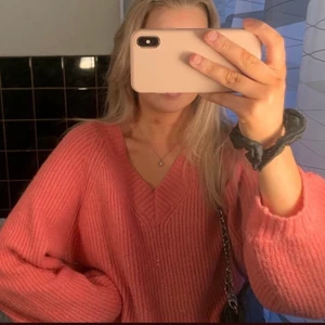 V-ringad stickad tröja - Säljer denna snygg och mysiga v-ringade stickade tröja från Gina Tricot. Storlek 36. Använd vid ett fåtal gånger. Fråga om de något ni undrar över.💕💕💖