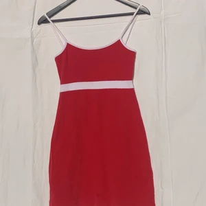Klänning från Brandy Melville - Röd och vit klänning med spaghetti straps. Ganska kort i modellen slutar mitt på låret. Tjockare bomullstyg. Mycket bra skick, andvänt ca 5 gånger. Storlek XS/S  
